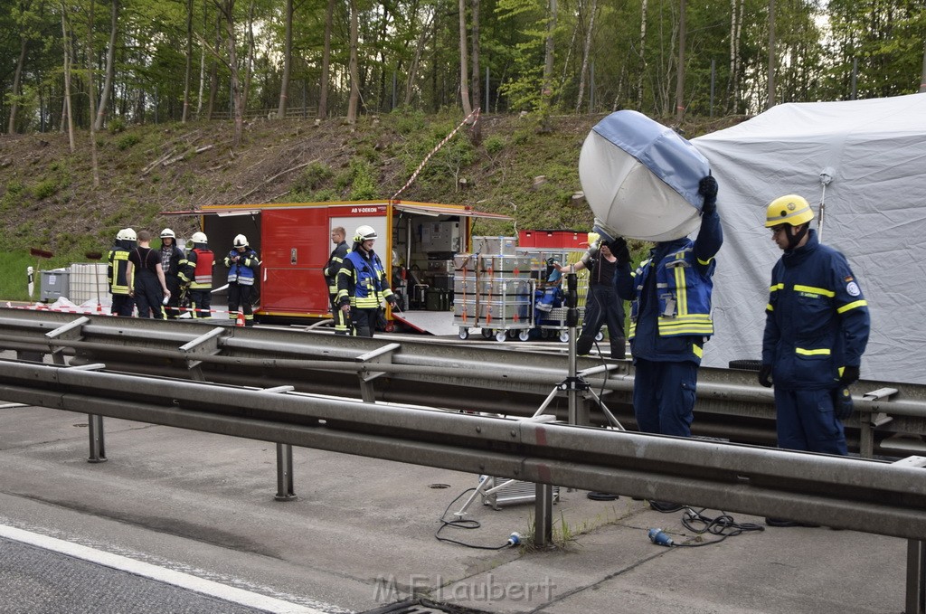 VU Gefahrgut LKW umgestuerzt A 4 Rich Koeln Hoehe AS Gummersbach P113.JPG - Miklos Laubert